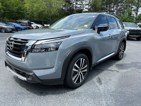 Used 2025 Nissan Pathfinder Platinum FWD image 1