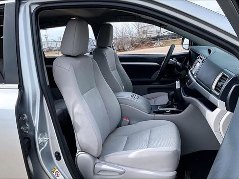 Used 2019 Toyota Highlander LE image 9