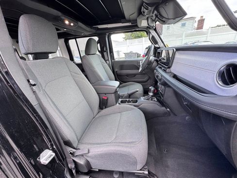 Used 2025 Jeep Wrangler Unlimited Sahara w/ Safety Group AWD/4WD image 18
