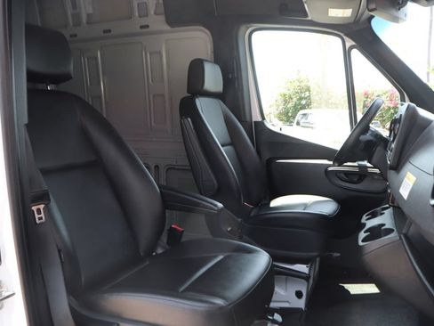 Used 2025 Mercedes-Benz Sprinter 2500 image 34