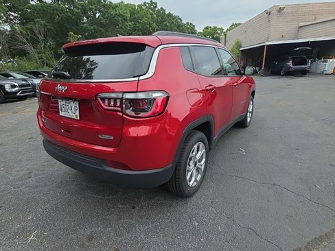 Used 2025 Jeep Compass Latitude AWD/4WD image 9