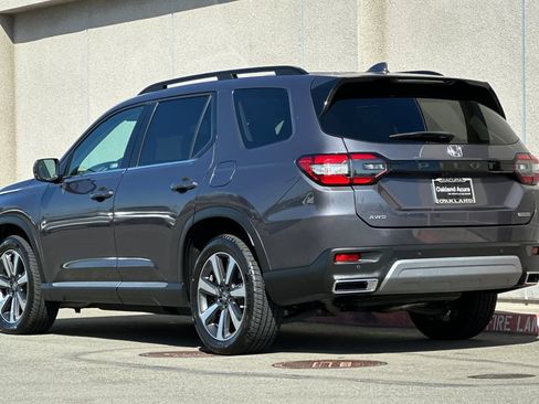 Used 2023 Honda Pilot Touring image 6