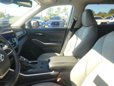 Used 2023 Toyota Highlander Bronze Edition image 19