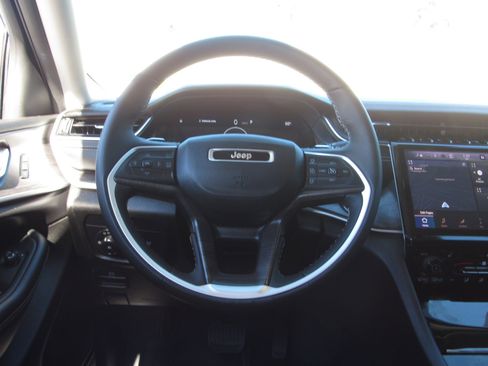 Used 2023 Jeep Grand Cherokee Limited image 25