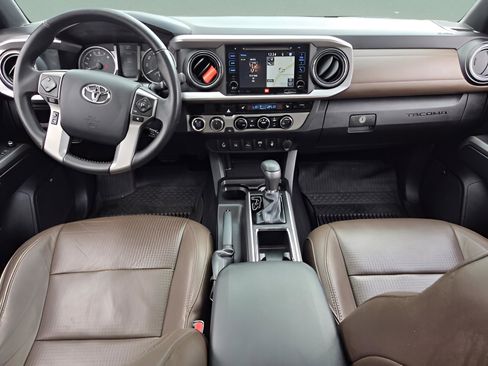 Used 2016 Toyota Tacoma Limited w/ Towing Package image 11