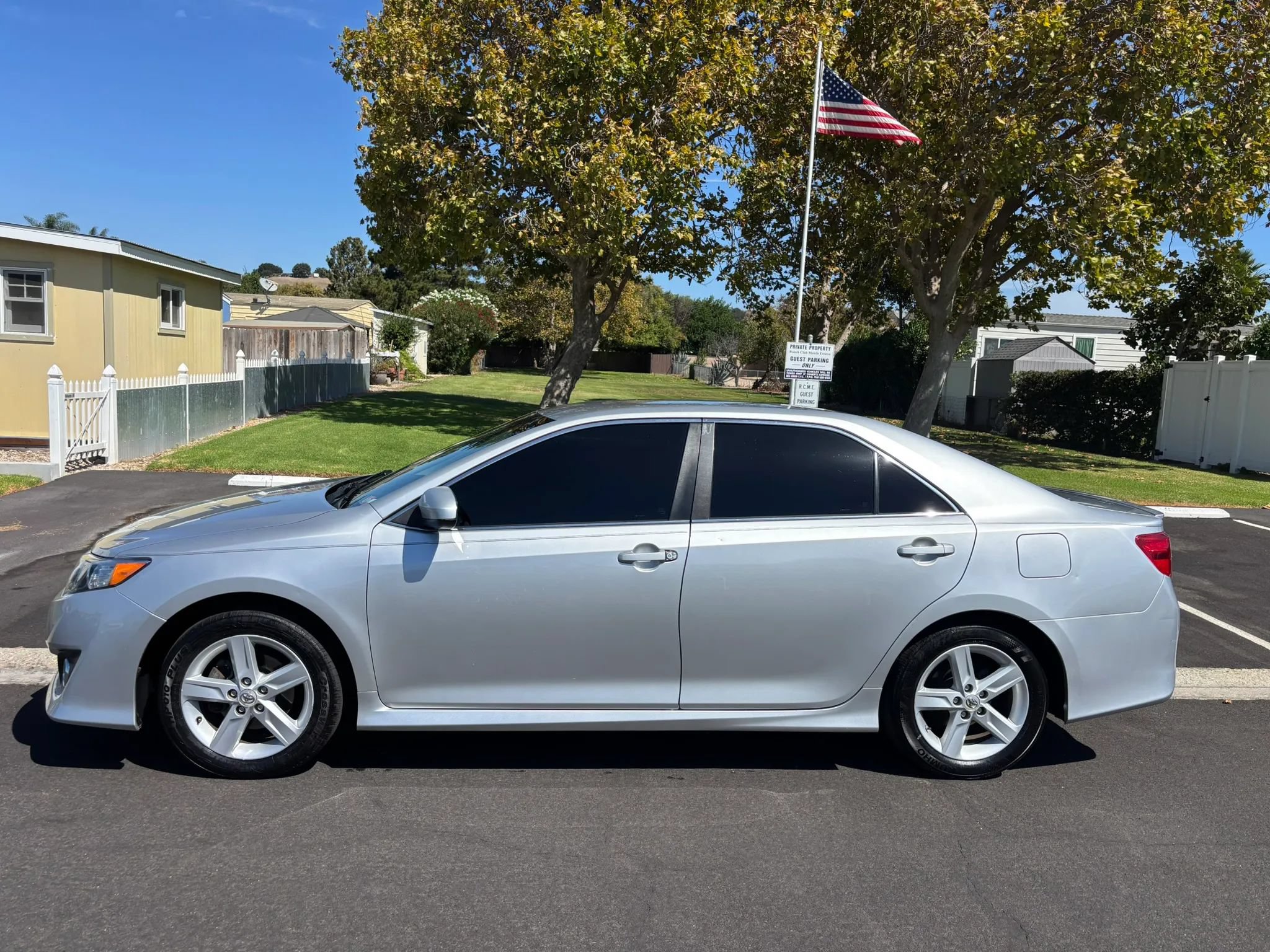 Used 2012 Toyota Camry SE FWD image 1