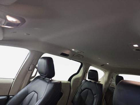 Used 2024 Chrysler Pacifica Touring-L FWD image 29