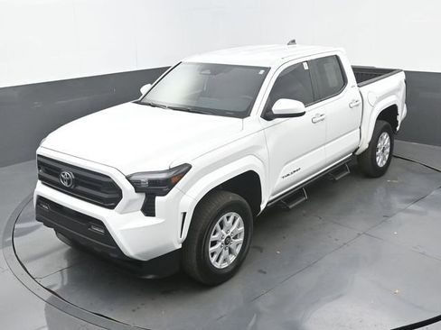 Used 2025 Toyota Tacoma SR5 AWD/4WD image 29