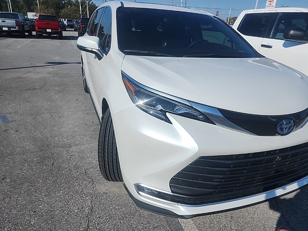 Used 2024 Toyota Sienna Platinum AWD/4WD image 14