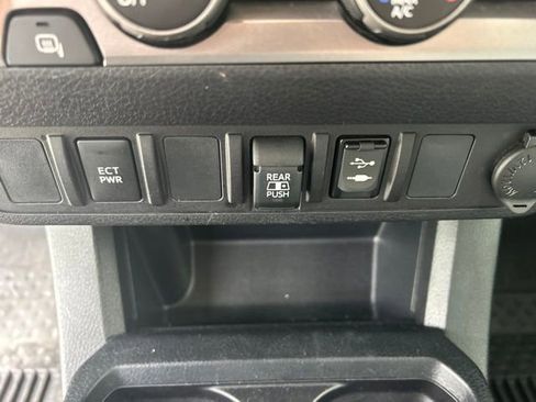 Used 2019 Toyota Tacoma SR5 AWD/4WD image 20