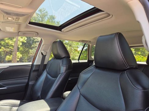 Used 2019 Toyota RAV4 XLE w/ Convenience Package FWD image 24