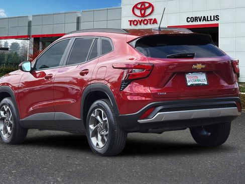 Used 2025 Chevrolet Trax LT FWD image 6