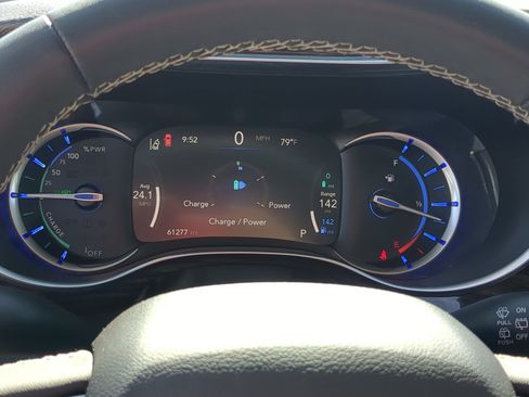 Used 2023 Chrysler Pacifica Limited FWD image 21