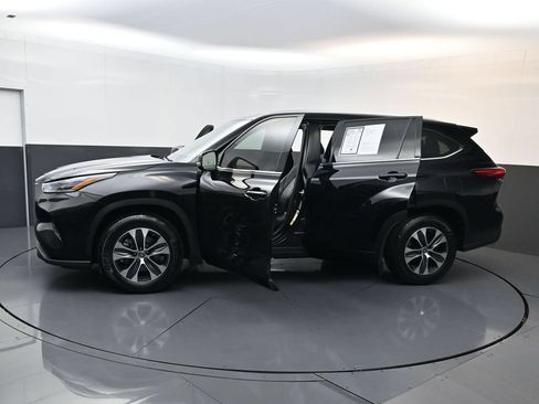 Used 2021 Toyota Highlander XLE FWD image 34