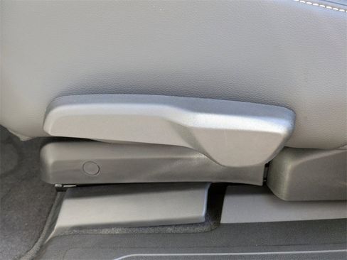 Used 2023 GMC Acadia SLT w/ Elevation Edition image 17