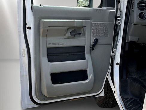 Used 2016 Ford E-350 and Econoline 350 Super Duty RWD image 19