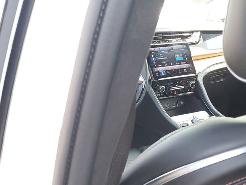 Certified 2022 Jeep Grand Cherokee Summit AWD/4WD image 12