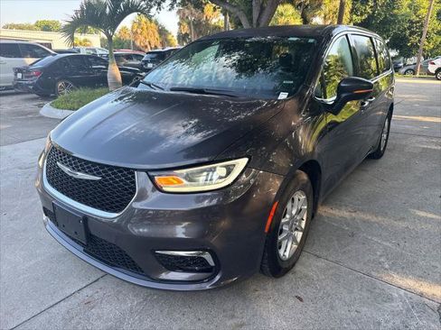 Used 2023 Chrysler Pacifica Touring-L FWD image 2
