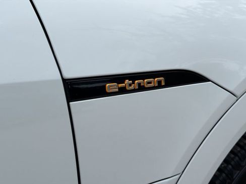 Used 2019 Audi e-tron Prestige image 11