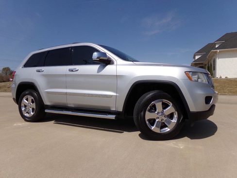 Used 2011 Jeep Grand Cherokee Limited w/ Luxury Group II image 13