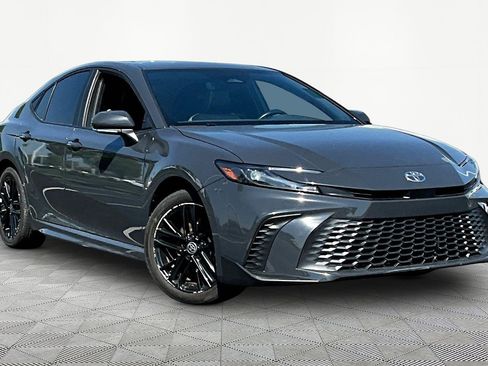 Used 2025 Toyota Camry SE w/ Convenience Package image 3