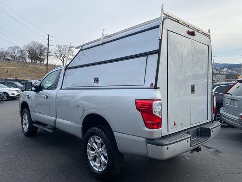 Used 2019 Nissan Titan SV w/ SV Convenience Package image 5