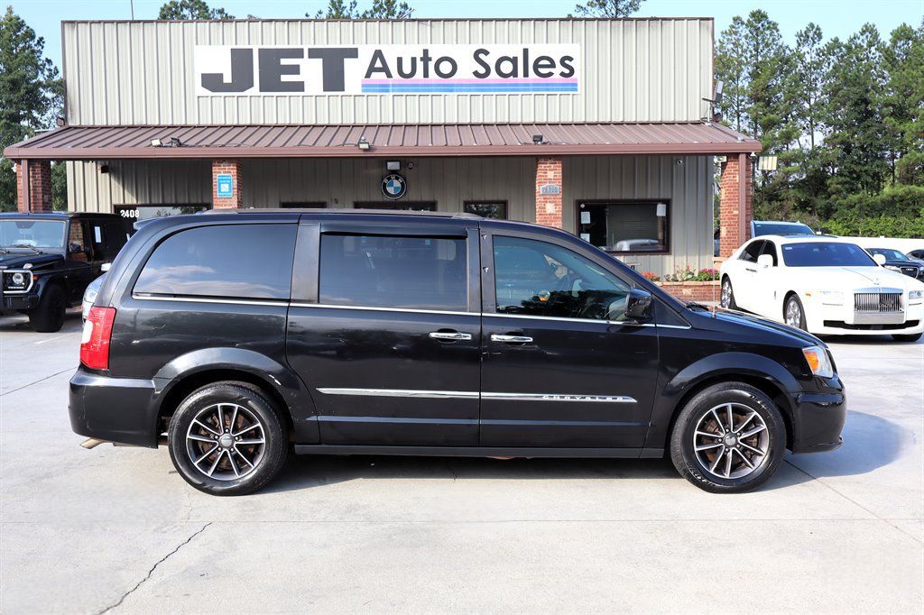 Used 2016 Chrysler Town & Country Touring FWD image 8
