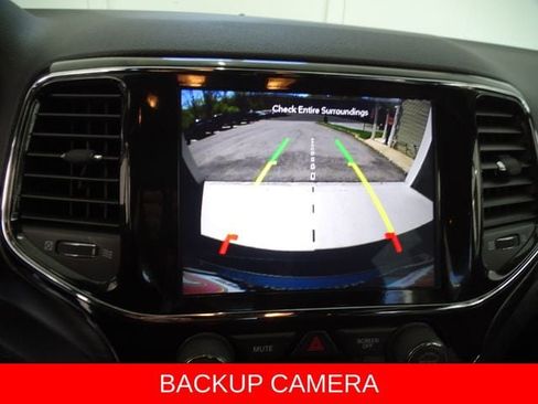 Used 2021 Jeep Grand Cherokee Laredo X AWD/4WD image 16