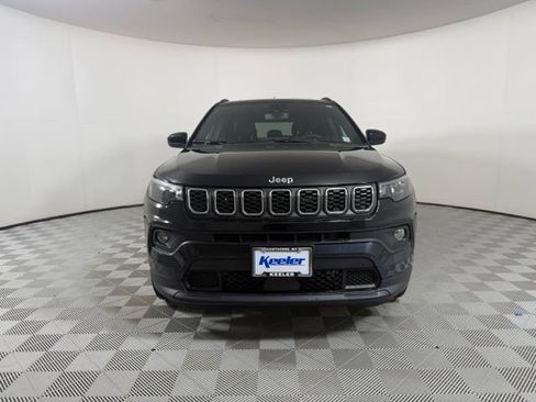 Used 2024 Jeep Compass Latitude AWD/4WD image 2