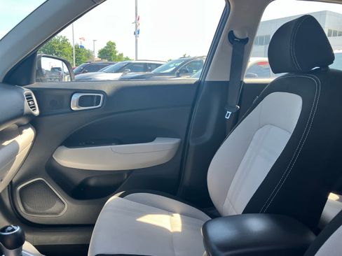 Used 2025 Hyundai Venue SEL FWD image 10