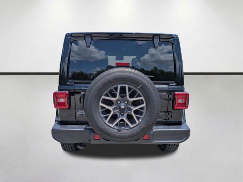 Used 2025 Jeep Wrangler Unlimited Sahara AWD/4WD image 6