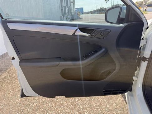 Used 2017 Volkswagen Jetta S image 9