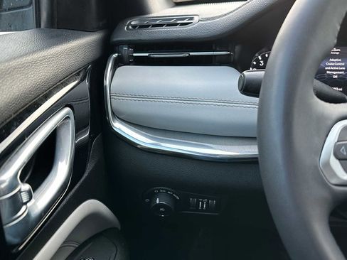 Used 2024 Jeep Compass Limited image 31