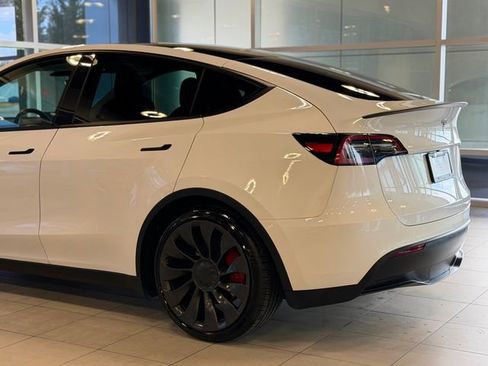 Used 2023 Tesla Model Y Performance AWD/4WD image 13