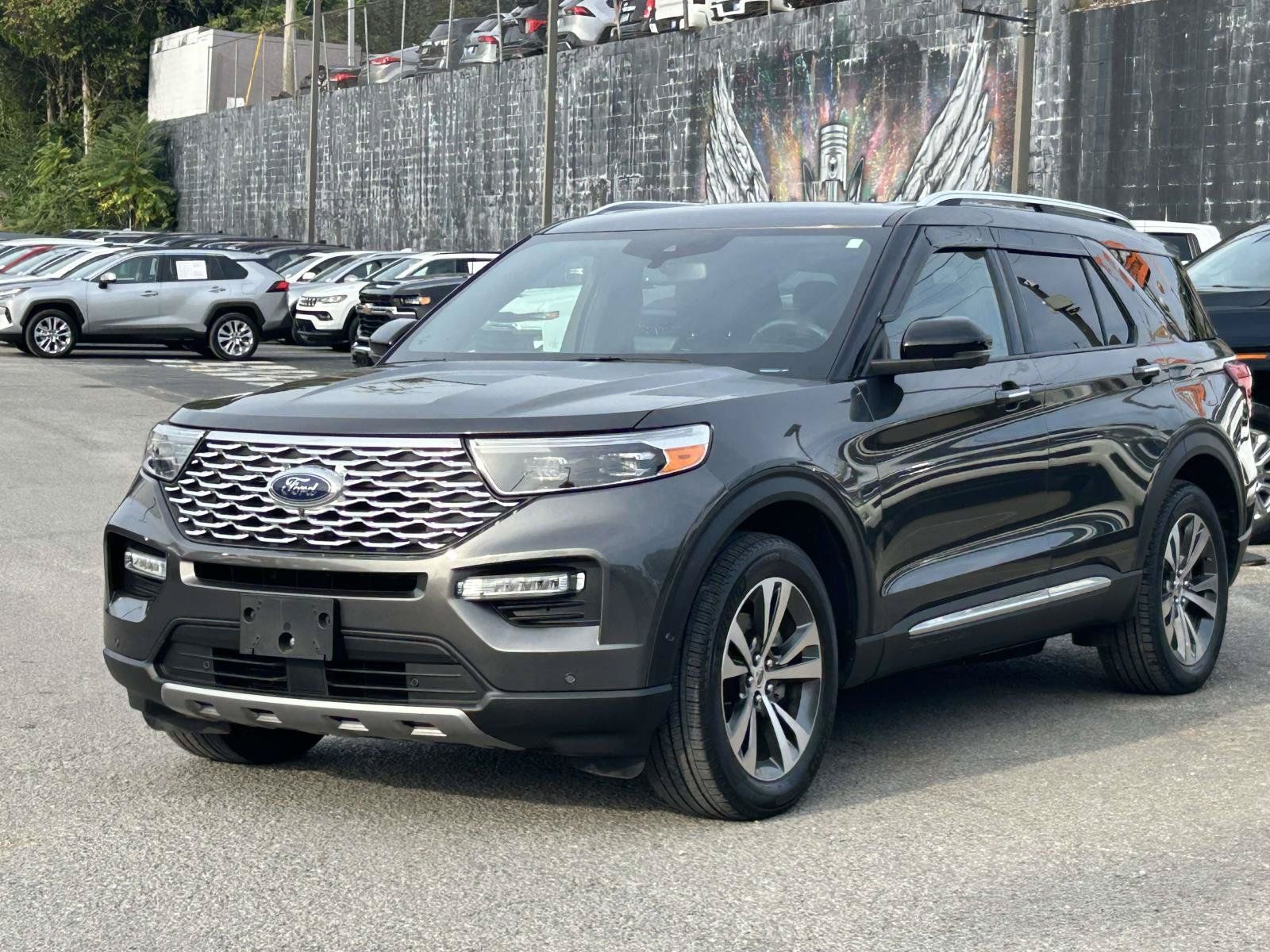 Used 2020 Ford Explorer Platinum w/ Premium Technology Package AWD/4WD image 3