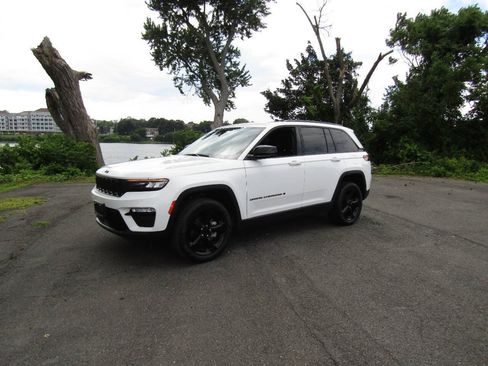 Used 2023 Jeep Grand Cherokee Limited w/ Black Appearance Package AWD/4WD image 2