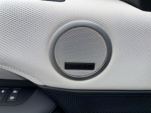 Certified 2025 Land Rover Discovery Dynamic SE image 31