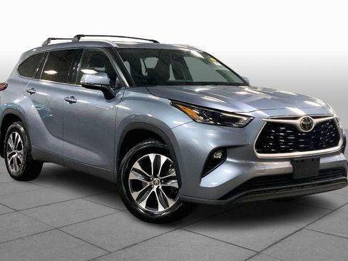 Used 2022 Toyota Highlander XLE AWD/4WD image 3