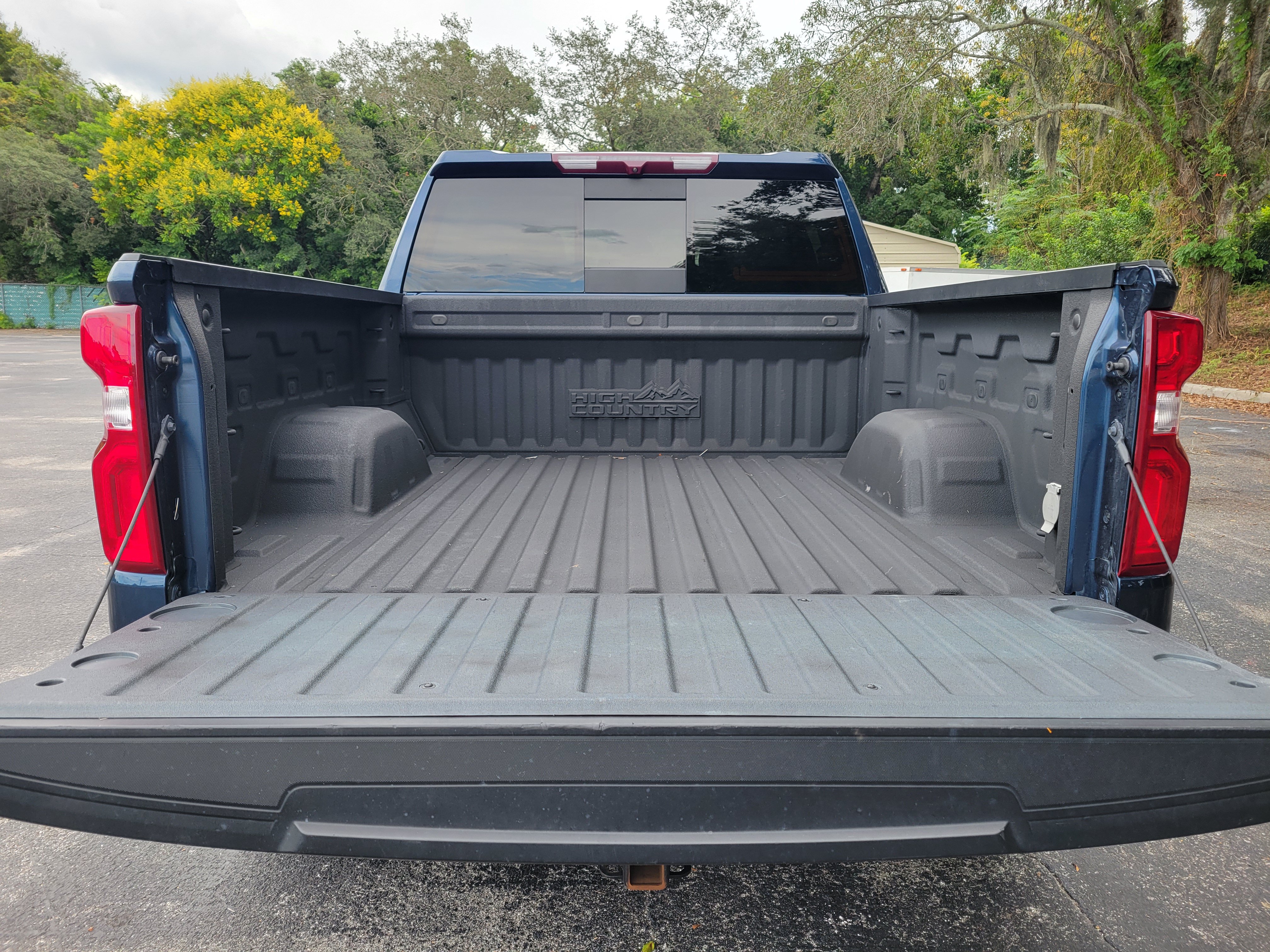 Used 2022 Chevrolet Silverado 1500 High Country w/ Z71 Off-Road Package AWD/4WD image 9