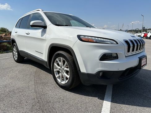 Used 2018 Jeep Cherokee Latitude Plus image 4