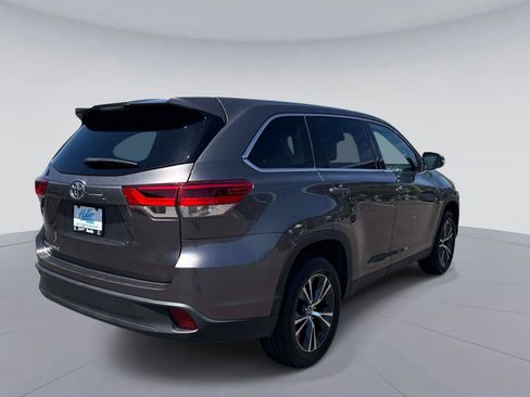 Used 2019 Toyota Highlander LE FWD image 4