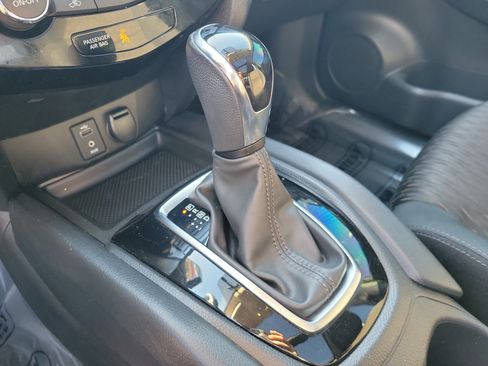 Certified 2017 Nissan Rogue SV image 33