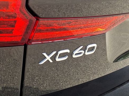 Used 2023 Volvo XC60 B5 Plus AWD/4WD image 33