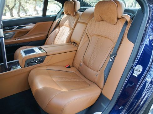 Used 2020 BMW 750i xDrive AWD/4WD image 35