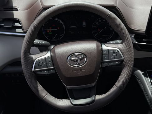 Used 2024 Toyota Sienna Platinum FWD image 13