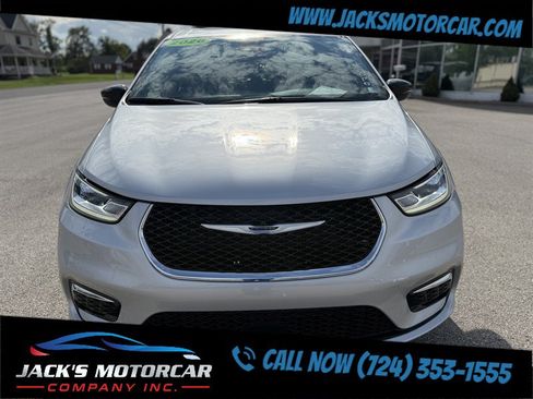 Used 2026 Chrysler Pacifica Limited FWD image 9