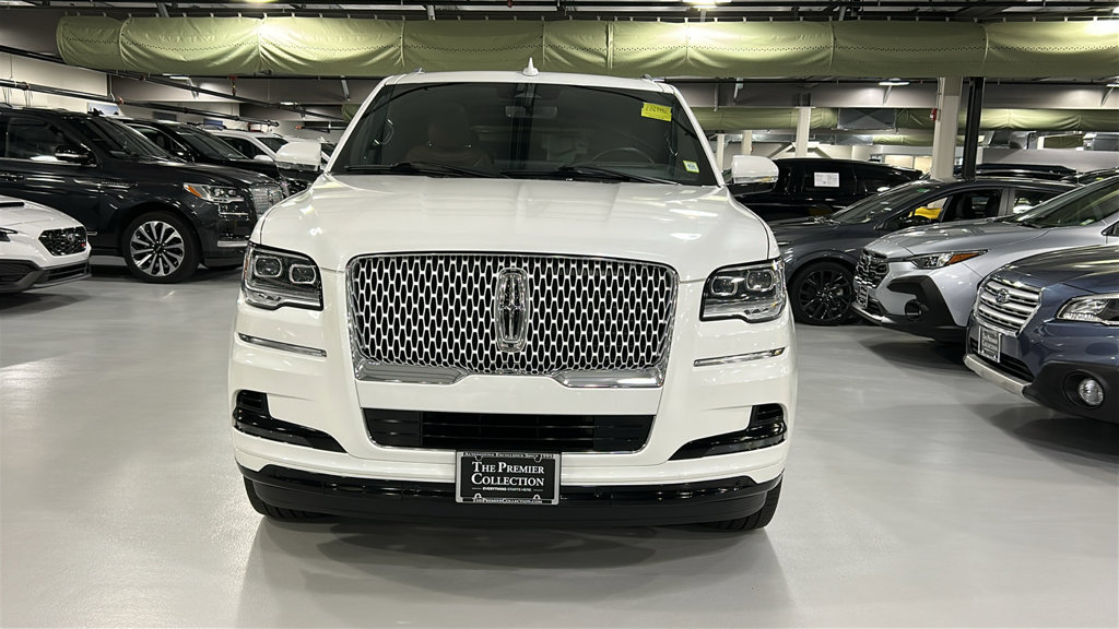 Used 2024 Lincoln Navigator Reserve AWD/4WD image 2