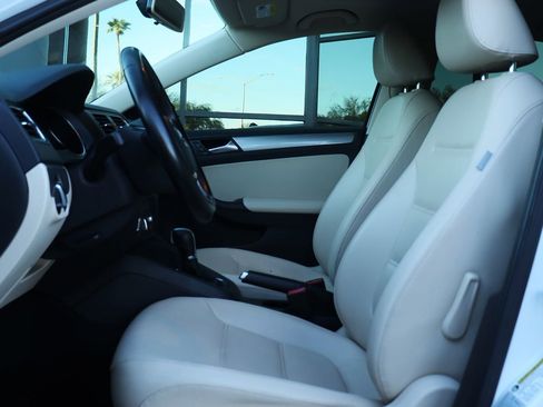 Used 2017 Volkswagen Jetta SE image 38