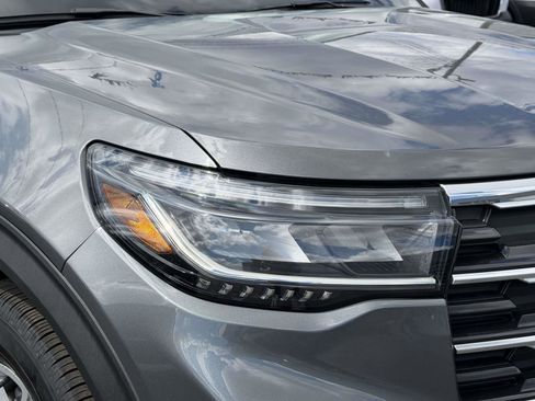 Used 2025 Ford Explorer Active AWD/4WD image 8