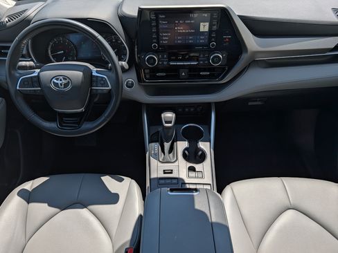 Used 2021 Toyota Highlander XLE AWD/4WD image 10